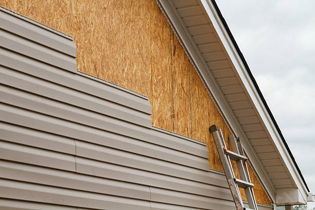 Professional Siding Repair technician working in Oakland, FL